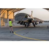 Accompagné par un mécanicien de piste, un pilote Rafale effectue la mise en route de son appareil lors d'une visite pré-vol avant de partir en mission depuis la BAP (base aérienne projetée) en Jordanie.