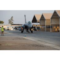 Un Rafale entame son roulage avant de partir en mission depuis la BAP (base aérienne projetée) en Jordanie.