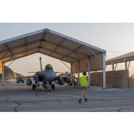 Un Rafale entame son roulage avant de partir en mission depuis la BAP (base aérienne projetée) en Jordanie.