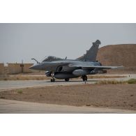 Un Rafale de retour de mission en Irak entame son roulage après avoir atterri sur la piste de la BAP (base aérienne projetée) en Jordanie.