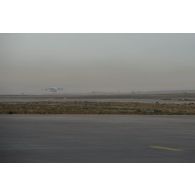 Atterrissage d'un avion cargo Antonov An-124 sur la piste de l'aéroport d'Erbil, dans le kurdistan irakien.