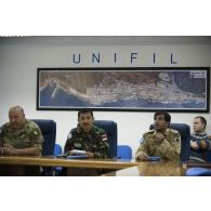 Participants italien, indonésien et qatari à la réunion mensuelle de la coopération civilo-militaire.