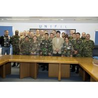 Photographie de groupe des participants à la réunion mensuelle de la coopération civilo-militaire.