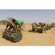 Des sapeurs du 31e régiment du génie (31e RG) exhument des bombes d'aviation enfouies dans le sable en vallée d'Inaïs, au Mali.
