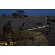 Des sapeurs du 31e régiment du génie (31e RG) découvrent une roquette Grad 2M enfouie dans le sable en vallée d'Inaïs, au Mali.