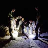 Des sapeurs du 31e régiment du génie (31e RG) comptabilisent des bombes d'aviation et des charges explosives découvertes dans une cache d'armes en vallée d'Inaïs, au Mali.