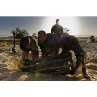 Des sapeurs du 31e régiment du génie (31e RG) découvrent une bombe d'aviation enfouie dans le sable en vallée d'Inaïs, au Mali.