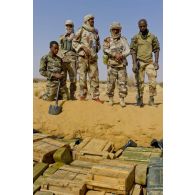 Des sapeurs du 6e régiment du génie (6e RG) aidés de soldats maliens exhument une cache d'armes enfouie dans le sable en vallée d'Inaïs, au Mali.