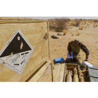 Un sapeur du 31e régiment du génie (31e RG) comptabilise des obus trouvés dans une cache d'armes en vallée d'Inaïs, au Mali.