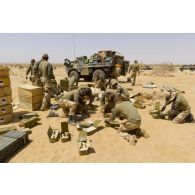 Des sapeurs du 31e régiment du génie (31e RG) comptabilisent des caisses d'obus découvertes dans une cache d'armes enfouie en vallée d'Inaïs, au Mali.