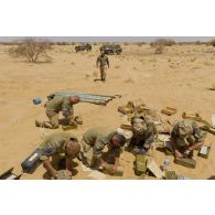 Des sapeurs du 31e régiment du génie (31e RG) comptabilisent des caisses d'obus découvertes dans une cache d'armes enfouie en vallée d'Inaïs, au Mali.