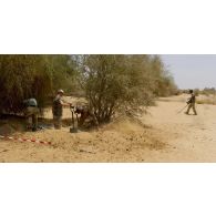 Des sapeurs du 31e régiment du génie (31e RG) exhument une cache d'armes enfouie dans le sable en vallée d'Inaïs, au Mali.