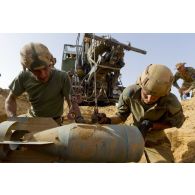 Des sapeurs du 31e régiment du génie (31e RG) placent des bombes d'aviation dans un fourneau au moyen d'un camion lourd de dépannage (CLD) pour leur destruction en vallée d'Inaïs, au Mali.