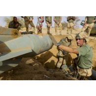 Des sapeurs du 31e régiment du génie (31e RG) placent des bombes d'aviation dans un fourneau pour leur destruction en vallée d'Inaïs, au Mali.