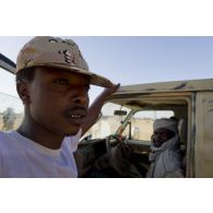 Portrait de soldats tchadiens à bord de leur pick-up sur le camp de Kidal, au Mali.