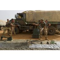 Des marsouins du 1er régiment d'infanterie de marine (1er RIMa) conditionnent des munitions pour armement embarqué à Gao, au Mali.