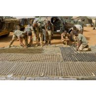 Des marsouins du 1er régiment d'infanterie de marine (1er RIMa) conditionnent des munitions pour armement embarqué à Gao, au Mali.