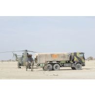 Les soldats du Service des essences des armées (SEA) ravitaillent un hélicoptère Puma SA-330 du 5e régiment d'hélicoptères de combat (5e RHC) en carburant sur la piste de Tombouctou, au Mali.