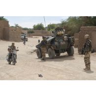 Des marsouins du 1er régiment d'infanterie de marine (1er RIMa) sécurisent le périmètre autour de leur véhicule blindé léger (VBL) dans les rues de Tessalit, au Mali.