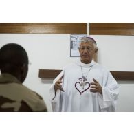 Monseigneur Luc Ravel, évêque aux Armées, célèbre la messe de Pâques à Bamako, au Mali.