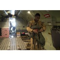 Le navigateur d'un avion Boeing C-135 Stratotanker s'équipe d'un gilet de sauvetage avant le décollage à Bamako, au Mali.