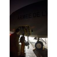L'équipage d'un avion Boeing C-135 Stratotanker embarque au petit matin pour une mission à Bamako, au Mali.