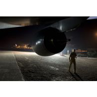 Un pilote effectue le contrôle technique d'un avion Boeing C-135 Stratotanker lors d'une visite pré-vol à Bamako, au Mali.