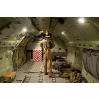 Un membre d'équipage d'un avion Boeing C-135 Stratotanker s'équipe d'un gilet de sauvetage avant le décollage à Bamako, au Mali.