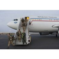 Des marsouins du 21e régiment d'infanterie de marine (21e RIMa) débarquent d'un avion Airbus A310 à leur arrivée sur l'aéroport de Bamako, au Mali.