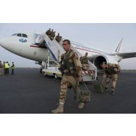 Des marsouins du 21e régiment d'infanterie de marine (21e RIMa) débarquent d'un avion Airbus A310 à leur arrivée sur l'aéroport de Bamako, au Mali.
