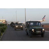 Un convoi de véhicules du 2e régiment d'infanterie de marine (2e RIMa) quitte l'aéroport de Bamako, au Mali.
