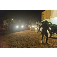 Des véhicules blindés légers (VBL) et un camion GBC-180 arrivent de nuit sur l'aéroport de Bamako, au Mali.