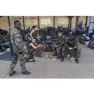 Des marsouins du 2e régiment d'infanterie de marine (2e RIMa) prennent leur déjeuner sur l'aéroport de Bamako, au Mali.