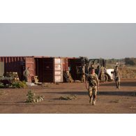 Des soldats de la 7e antenne chirurgicale parachutiste (7e ACP) récupèrent du matériel au moyen d'un chariot Valmet sur l'aéroport de Bamako, au Mali.