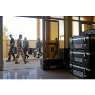 Des soldats de la 7e antenne chirurgicale parachutiste (7e ACP) installent du matériel médical sur l'aéroport de Bamako, au Mali.