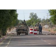 Des légionnaires du 1er régiment étranger de cavalerie (1er REC) montés à bord de véhicules légers tout terrain (VLTT) Peugeot P4 passent un checkpoint de l'armée malienne à Mopti, au Mali.