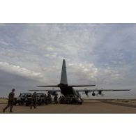 Déchargement de fret depuis un avion Super Hercules C-130H de l'armée de l'Air belge sur l'aéroport de Mopti, au Mali.