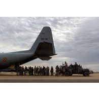 Déchargement de fret depuis un avion Super Hercules C-130H de l'armée de l'Air belge sur l'aéroport de Mopti, au Mali.