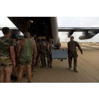 Des soldats déchargent du fret depuis un avion Super Hercules C-130H de l'armée de l'Air belge sur l'aéroport de Mopti, au Mali.