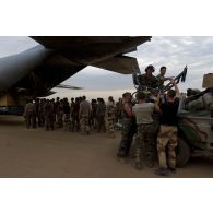 Des soldats déchargent du fret depuis un avion Super Hercules C-130H de l'armée de l'Air belge sur l'aéroport de Mopti, au Mali.
