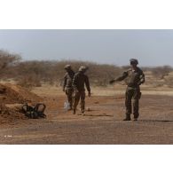 Des sapeurs du 6e régiment du génie (6e RG) mettent en place un explosif pour la destruction d'un fourneau de munitions à Gao, au Mali.