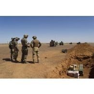 Des sapeurs du 6e régiment du génie (6e RG) mettent en place un explosif pour la destruction d'un fourneau de munitions à Gao, au Mali.