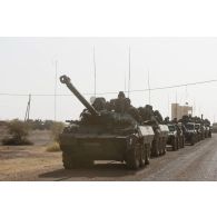 Un engin blindé à roues et canon AMX-10 RC du 1er régiment d'infanterie de marine (1er RIMa) progresse en tête de convoi sur la route de Kidal, au Mali.