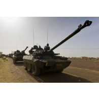 Un engin blindé à roues et canon AMX-10 RC du 1er régiment d'infanterie de marine (1er RIMa) progresse en tête de convoi sur la route de Kidal, au Mali.