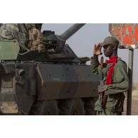 Un engin blindé à roues et canon AMX-10 RC du 1er régiment d'infanterie de marine (1er RIMa) passe un checkpoint de l'armée malienne à la sortir de Gao, au Mali.