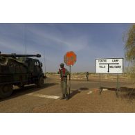 Un camion équipé d'un système d'artillerie (CAESAR) du 11e régiment d'artillerie de marine (11e RAMa) passe un checkpoint de l'armée malienne à la sortir de Gao, au Mali.