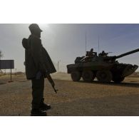 Un engin blindé à roues et canon AMX-10 RC du 1er régiment d'infanterie de marine (1er RIMa) passe un checkpoint de l'armée malienne à la sortie de Gao, au Mali.