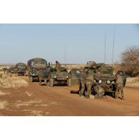 Des soldats du 1er régiment de hussards parachutistes (1er RHP) dépannent leur véhicule blindé léger (VBL) lors de l'arrêt d'un convoi sur la route de Ménaka, au Mali.