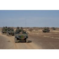 Des soldats du 1er régiment de hussards parachutistes (1er RHP) progressent à bord de véhicules blindés légers (VBL) et d'engins blindés à roues, canon de 90 mm (ERC-90) Sagaie sur la route de Ménaka, au Mali.
