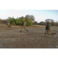 Des soldats du 92e régiment d'infanterie (92e RI) partent prendre position lors d'une prise à partie dans l'oued de Teurteli, au Mali.